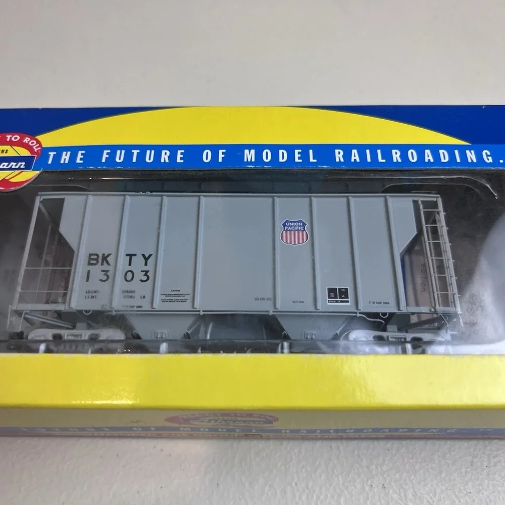 HO Scale Athearn Ready To Roll‎ UP/BKTY PS 2600 Covered Hopper 95552